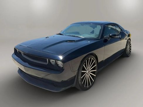 Used 2014 Dodge Challenger SXT RWD image 3