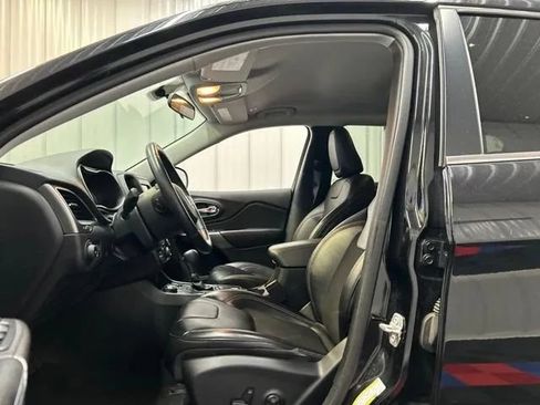 Used 2019 Jeep Cherokee Latitude Plus w/ Cold Weather Group AWD/4WD image 10