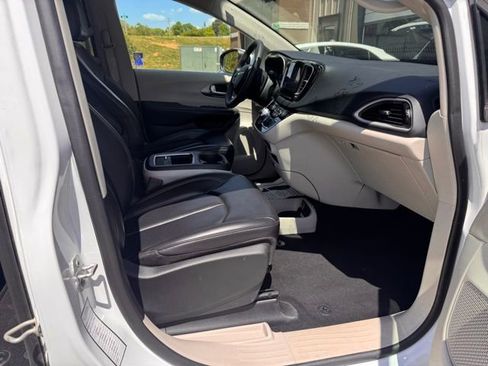 Used 2023 Chrysler Pacifica Touring-L FWD image 15