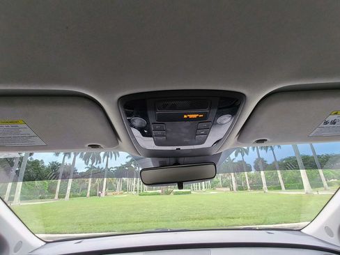 Used 2022 Kia Carnival EX FWD image 28