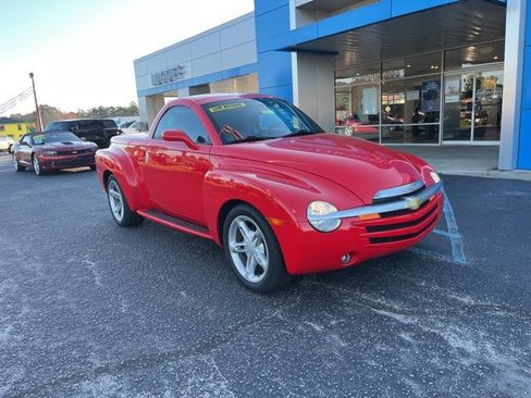Used 2005 Chevrolet SSR w/ Preferred Equipment Group image 2