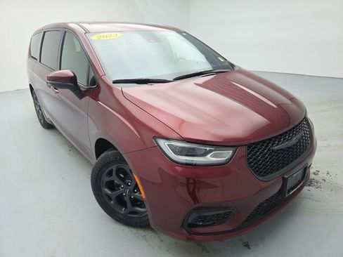 Used 2023 Chrysler Pacifica Touring-L w/ S Appearance Package image 2