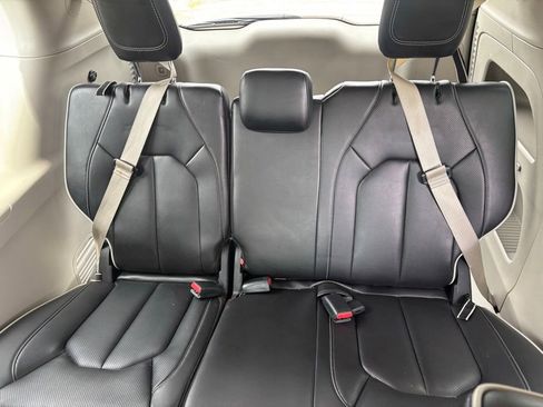 Used 2023 Chrysler Pacifica Limited FWD image 16