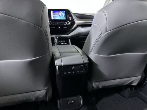 Used 2023 Toyota Highlander XLE AWD/4WD image 22