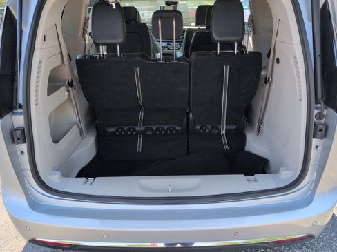 Used 2023 Chrysler Pacifica Touring-L FWD image 21