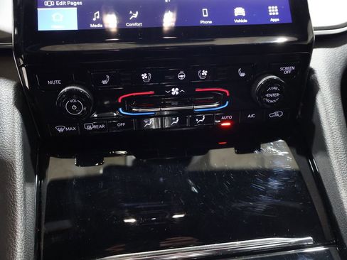 Used 2023 Jeep Grand Cherokee Overland w/ Luxury Tech Group IV image 27