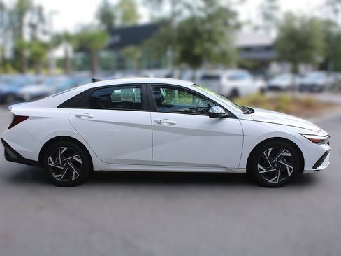 Used 2025 Hyundai Elantra Sport FWD image 13