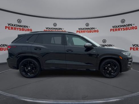 Certified 2025 Volkswagen Tiguan SE R-Line FWD image 9