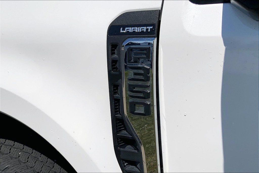Used 2023 Ford F350 Lariat w/ Lariat Ultimate Package AWD/4WD image 4