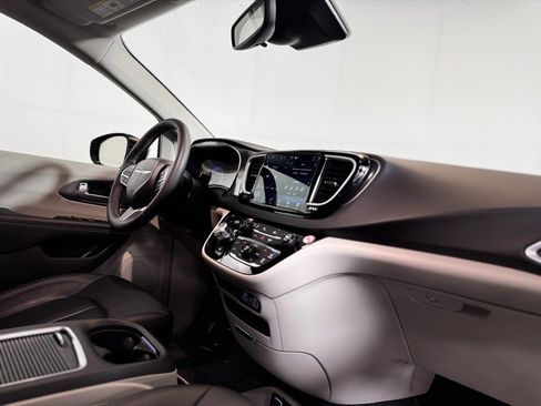 Used 2024 Chrysler Pacifica Touring-L image 9