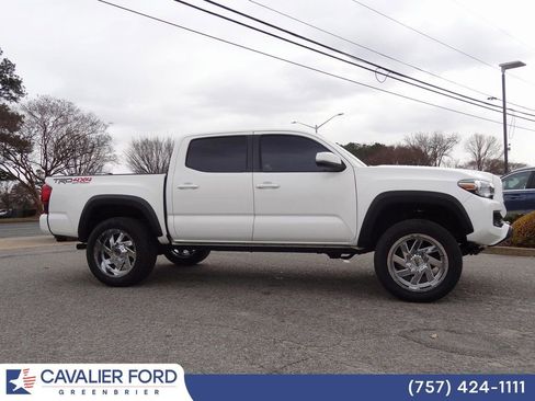 Used 2018 Toyota Tacoma TRD Off-Road image 3