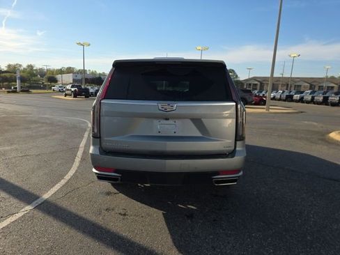Used 2024 Cadillac Escalade Luxury image 4