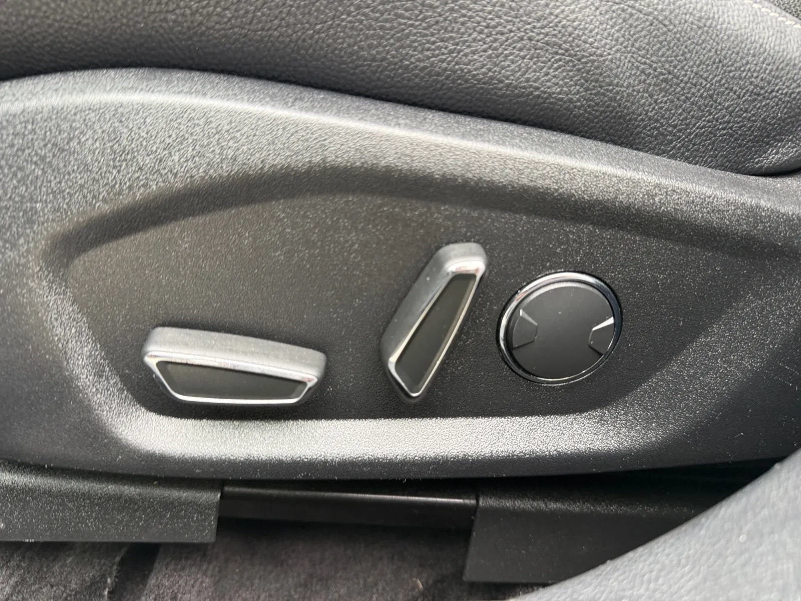 Used 2017 Ford Fusion SE w/ Equipment Group 601A FWD image 17