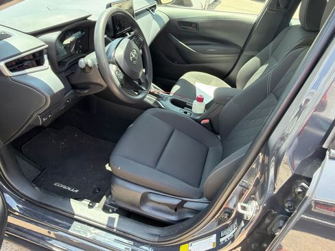 Used 2025 Toyota Corolla LE FWD image 5