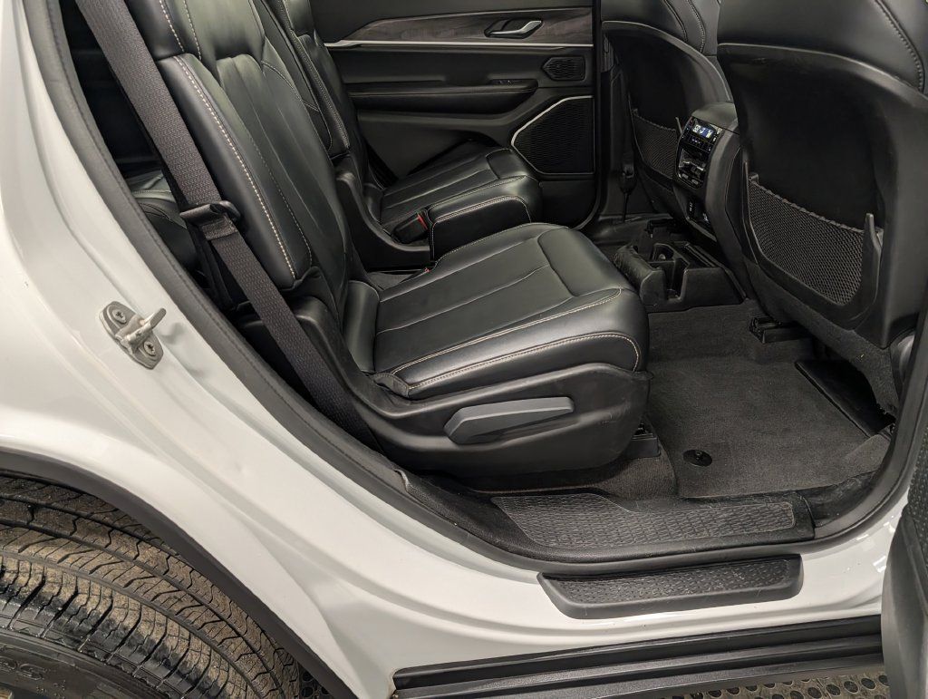 Used 2021 Jeep Grand Cherokee L Limited AWD/4WD image 32