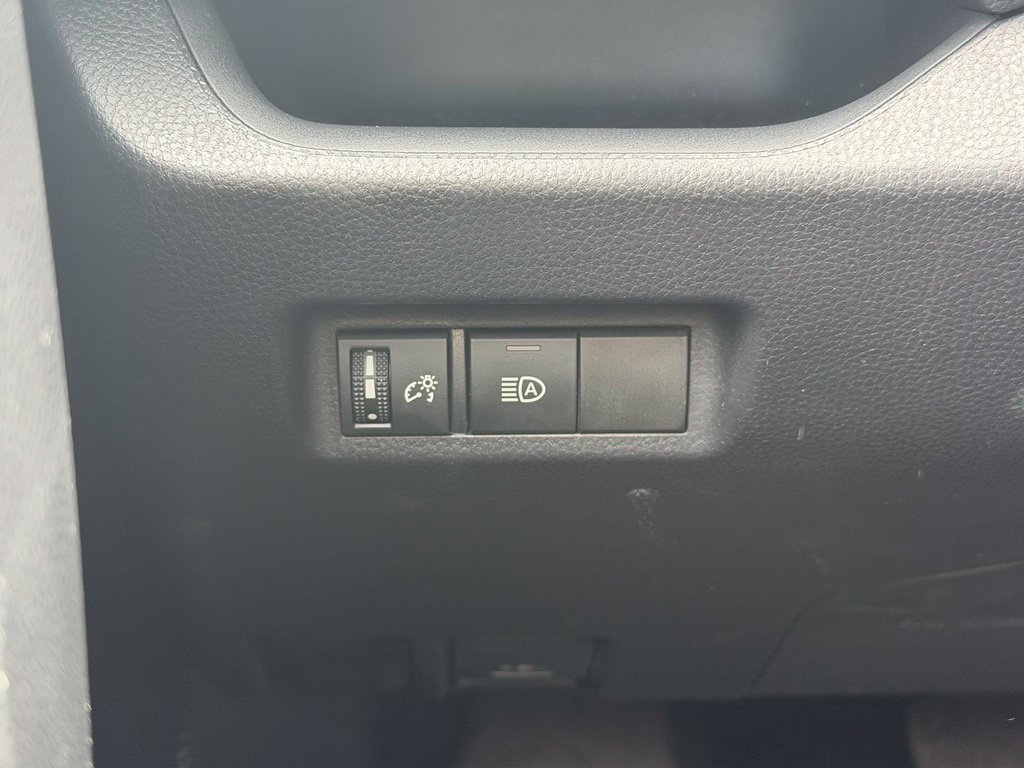 Used 2025 Toyota RAV4 XLE AWD/4WD image 11