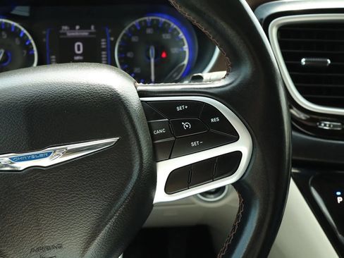 Used 2018 Chrysler Pacifica Touring-L FWD image 21