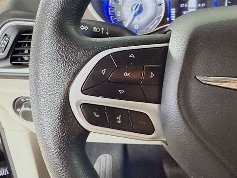 Used 2021 Chrysler Voyager L FWD image 14