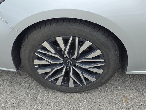 Used 2024 Nissan Altima 2.5 SV FWD image 10