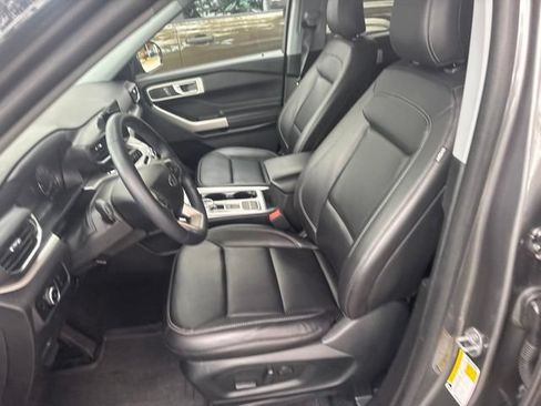 Used 2023 Ford Explorer XLT w/ Equipment Group 202A RWD image 4