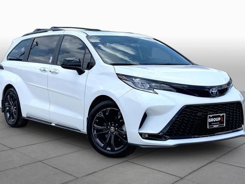 Used 2025 Toyota Sienna XSE FWD image 3