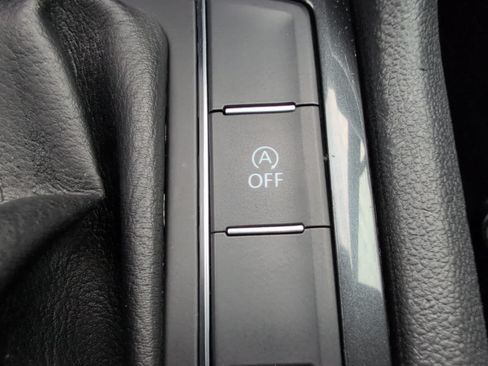 Used 2018 Volkswagen Tiguan SE AWD/4WD image 32