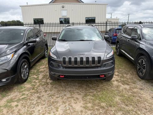 Used 2018 Jeep Cherokee Trailhawk w/ Comfort/Convenience Group AWD/4WD image 2