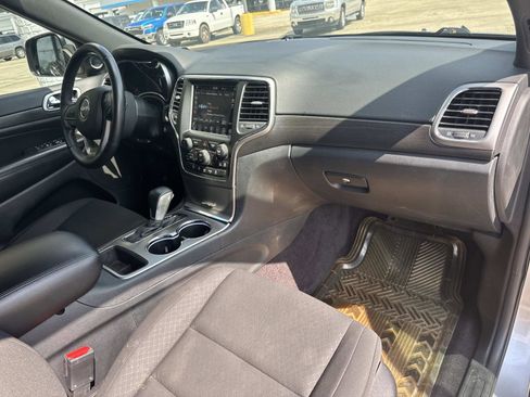 Used 2018 Jeep Grand Cherokee Laredo image 12
