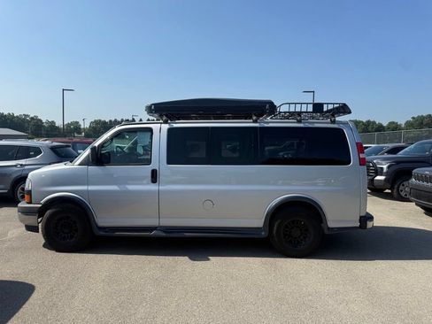 Used 2017 GMC Savana 2500 RWD image 9