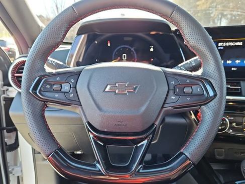 Used 2025 Chevrolet Trax RS w/ Sunroof Package image 12