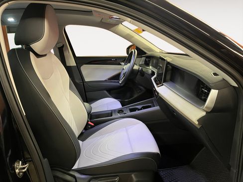 Certified 2025 Volkswagen Tiguan SE w/ Panoramic Sunroof Package AWD/4WD image 22