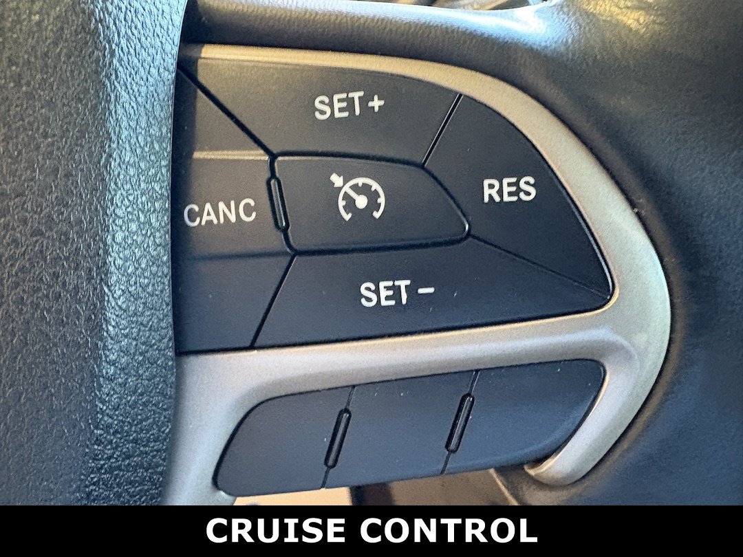Used 2016 Jeep Cherokee Latitude w/ Cold Weather Group AWD/4WD image 12