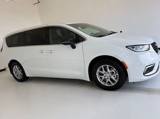 Used 2025 Chrysler Pacifica Select FWD video 1
