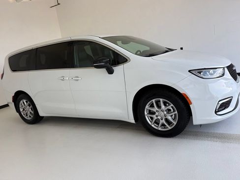 Used 2025 Chrysler Pacifica Select FWD image 1
