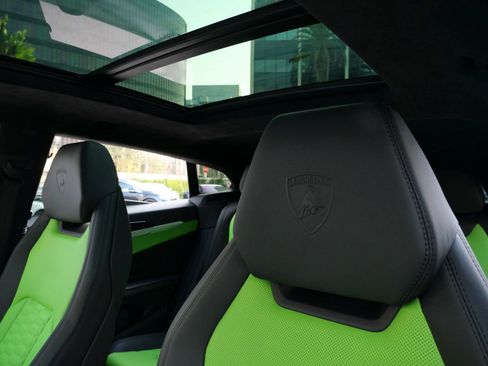 Used 2022 Lamborghini Urus AWD/4WD image 26