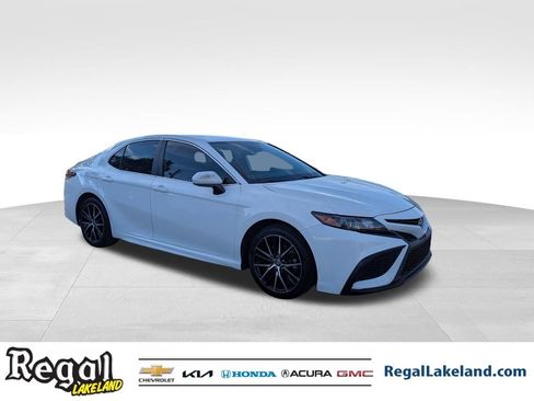 Used 2021 Toyota Camry SE image 2