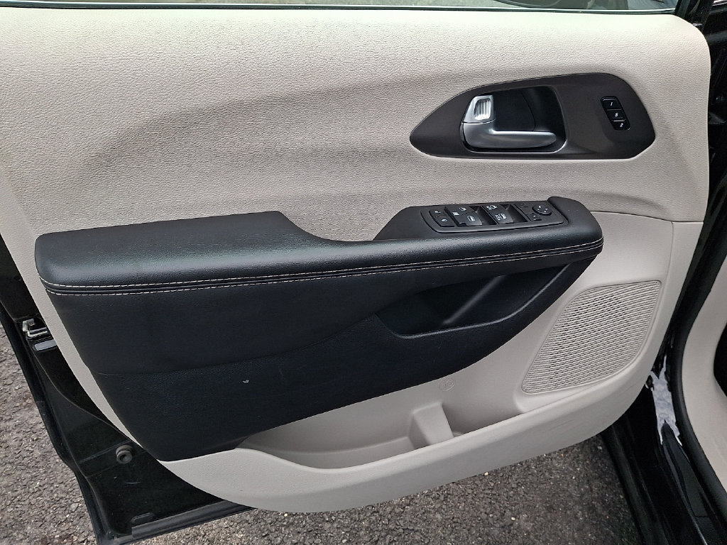 Used 2024 Chrysler Pacifica Touring-L FWD image 13