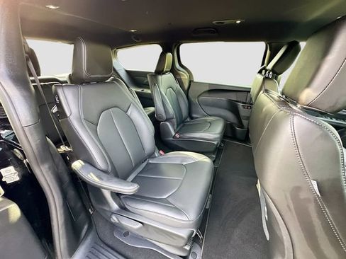 Used 2024 Chrysler Pacifica Select image 28