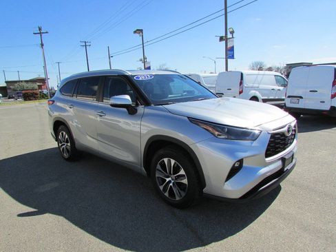 Used 2023 Toyota Highlander XLE image 2