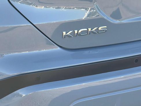 Used 2021 Nissan Kicks SR w/ SR Premium Package FWD image 6