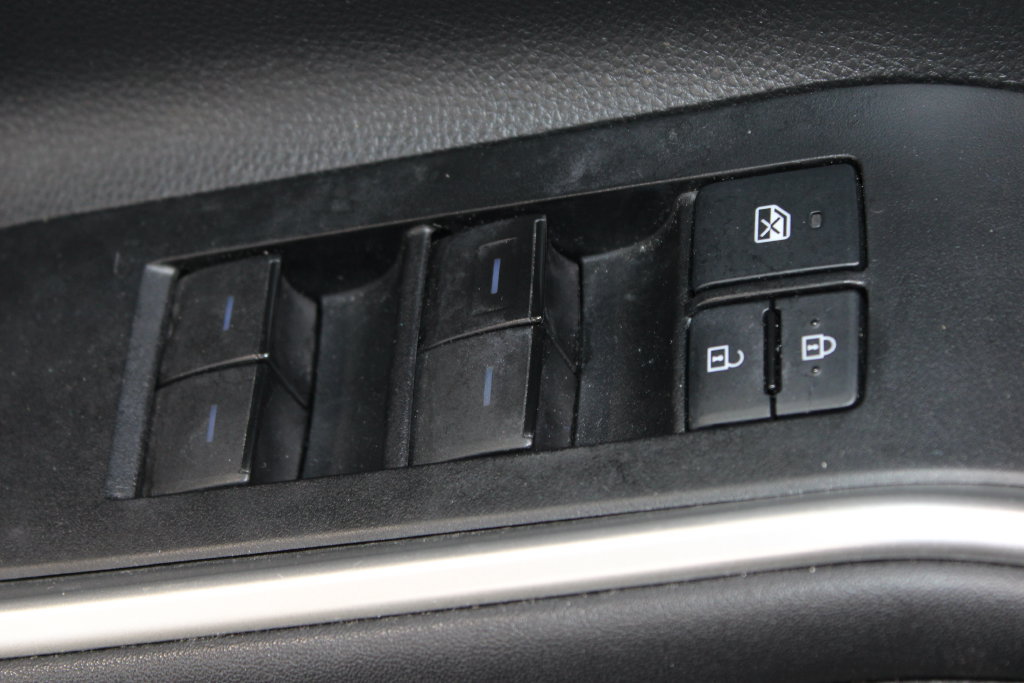 Used 2020 Toyota Highlander XLE FWD image 27