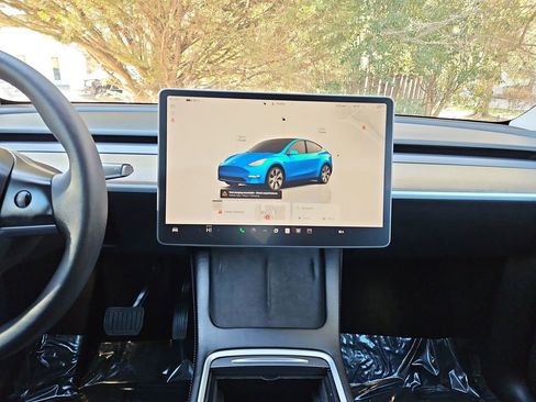 Used 2022 Tesla Model Y Long Range image 14