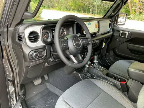 New 2025 Jeep Gladiator Sport image 30