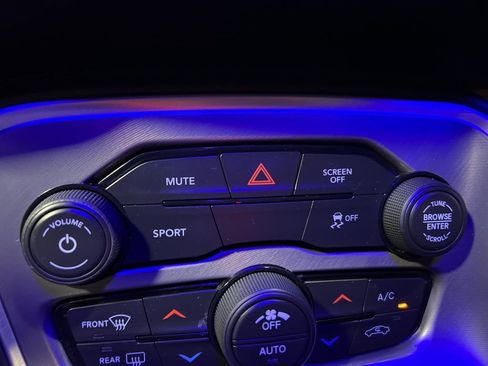 Used 2022 Dodge Challenger SXT image 22