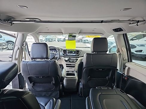Used 2024 Chrysler Pacifica Touring-L image 32