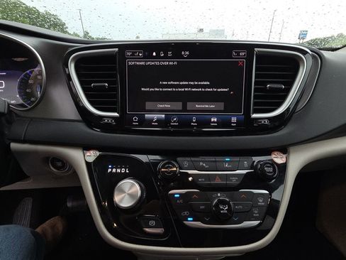 Used 2023 Chrysler Pacifica Touring-L FWD image 10