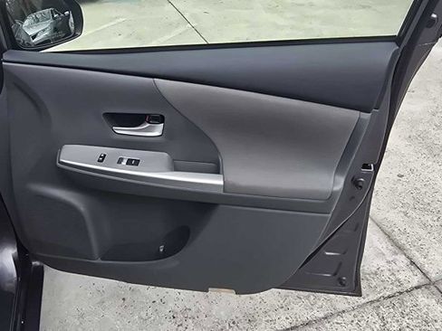 Used 2012 Toyota Prius V Five image 17