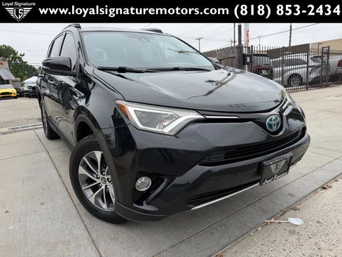 Used 2017 Toyota RAV4 XLE AWD/4WD image 1