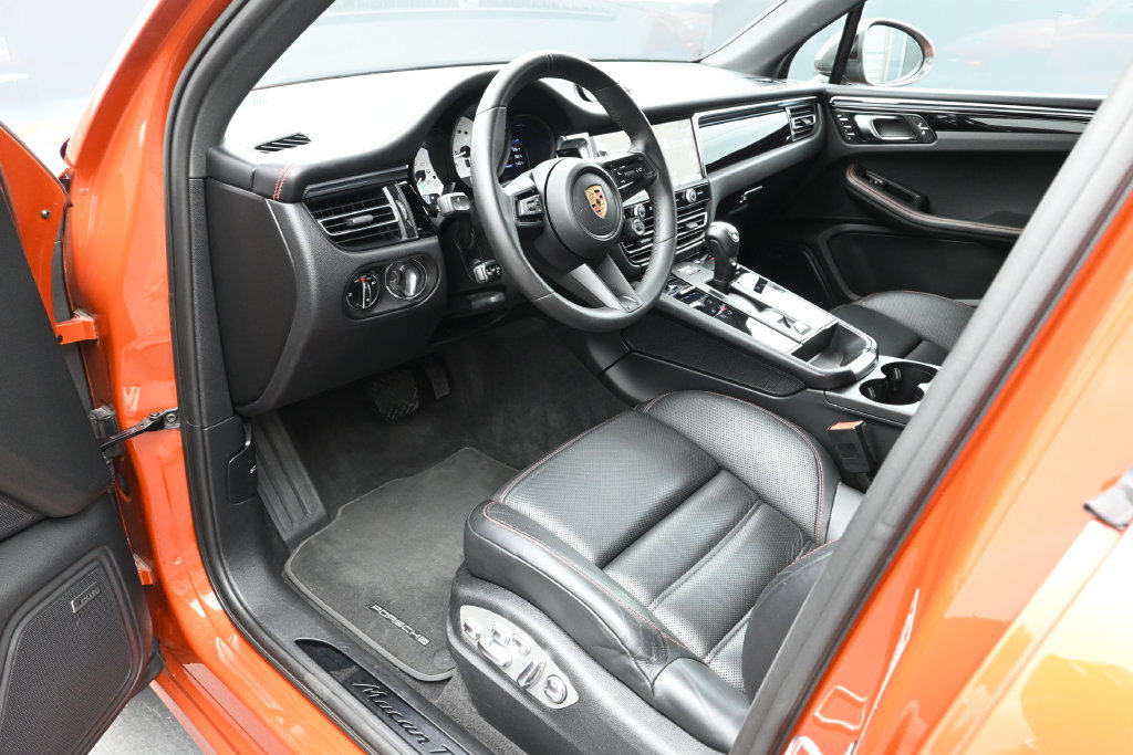 Certified 2024 Porsche Macan Turbo AWD/4WD image 4