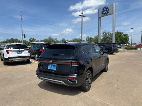 New 2026 Volkswagen Taos SE FWD image 5
